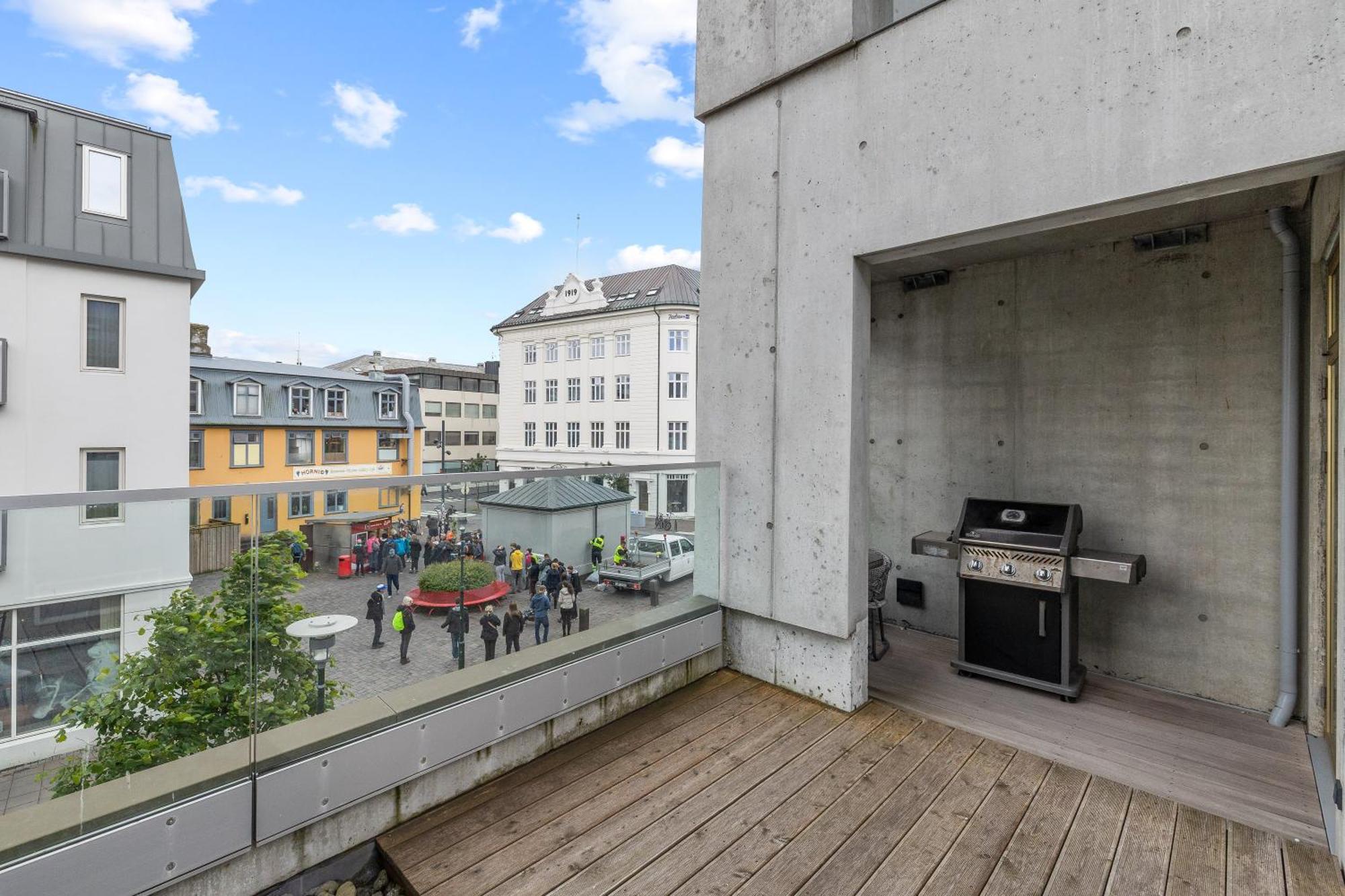 Vibrant Hafnatorg I Spacious Property With Expansive Garage Reykjavík Exteriér fotografie