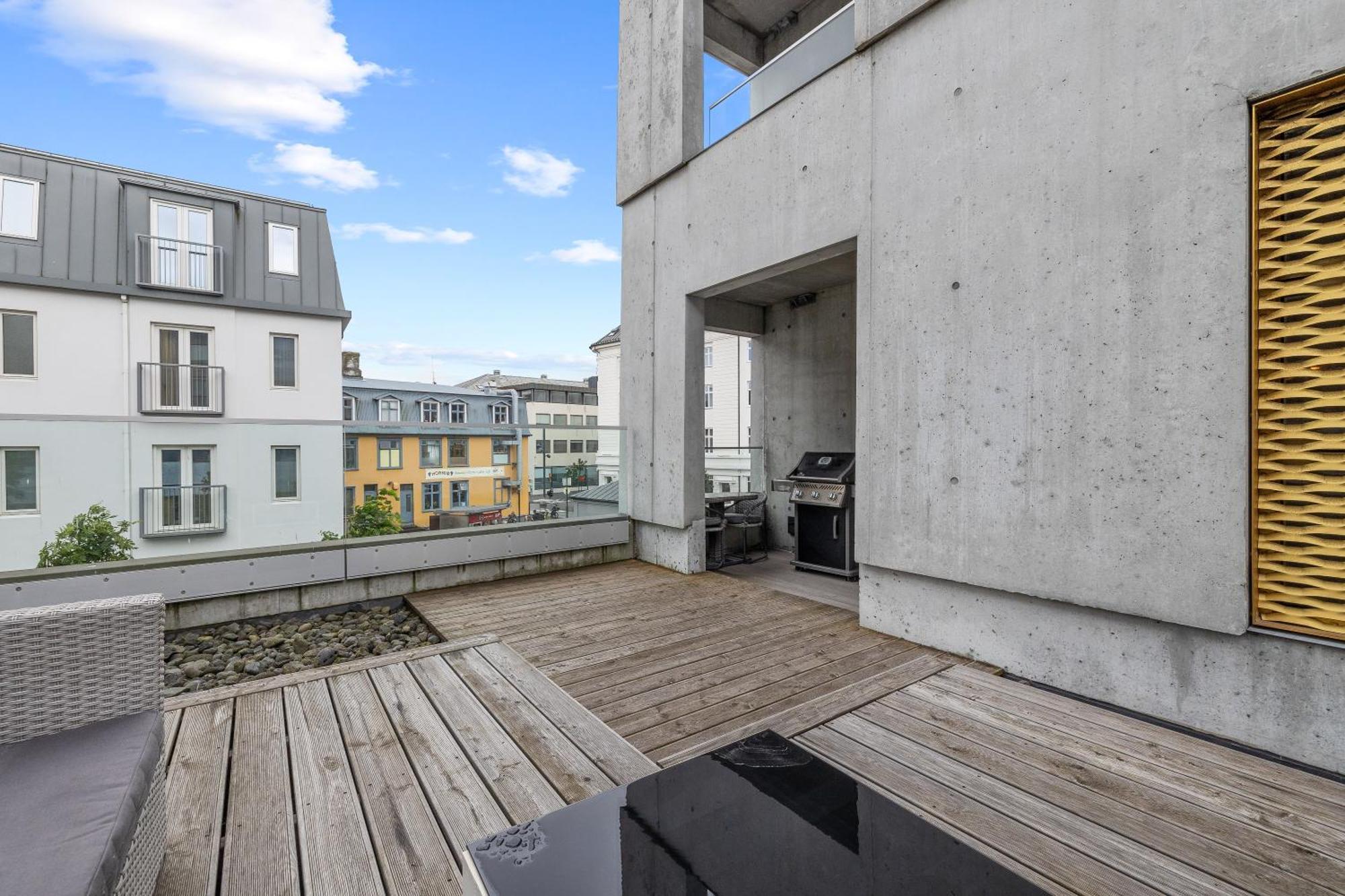 Vibrant Hafnatorg I Spacious Property With Expansive Garage Reykjavík Exteriér fotografie
