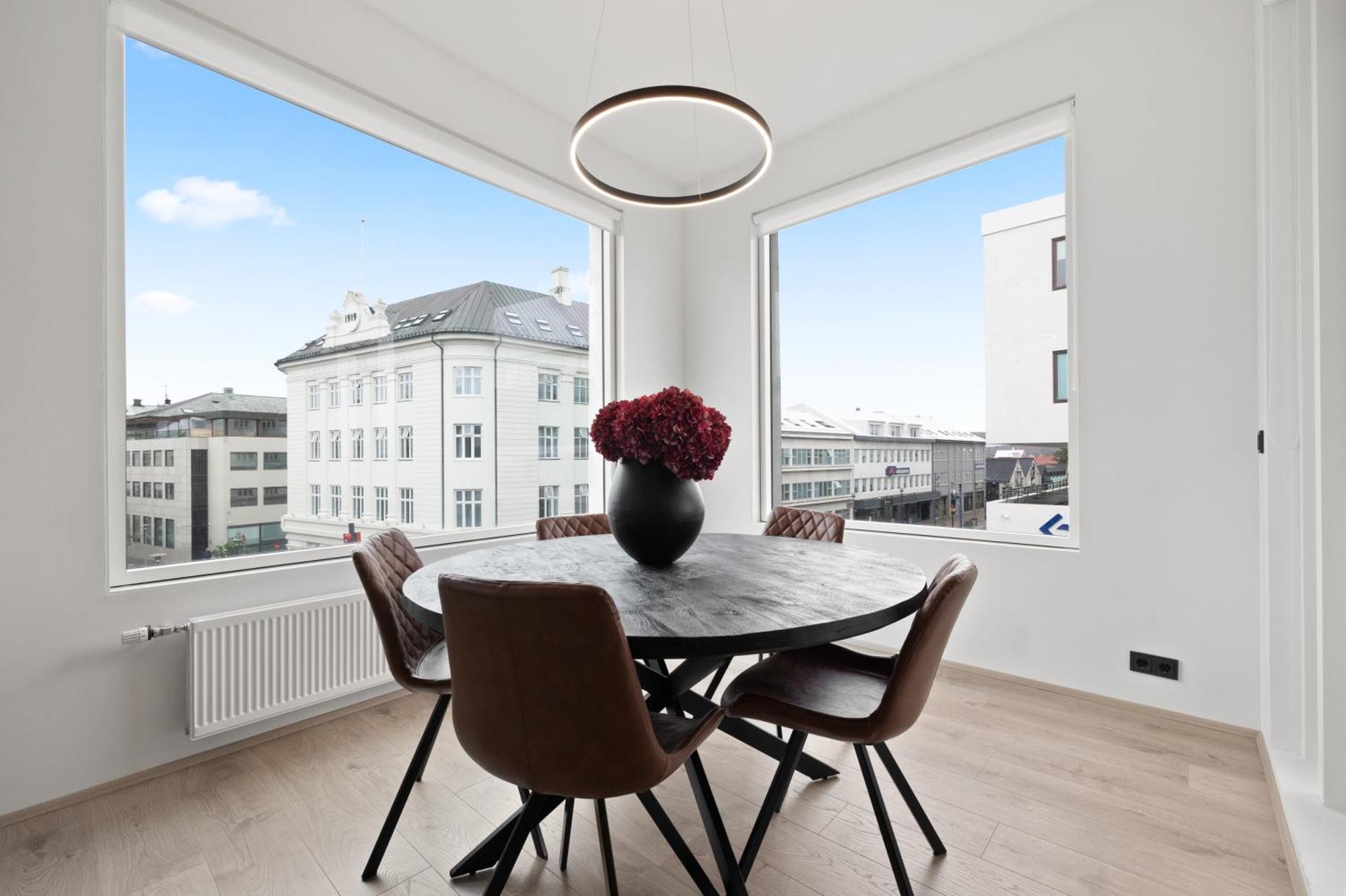 Vibrant Hafnatorg I Spacious Property With Expansive Garage Reykjavík Exteriér fotografie